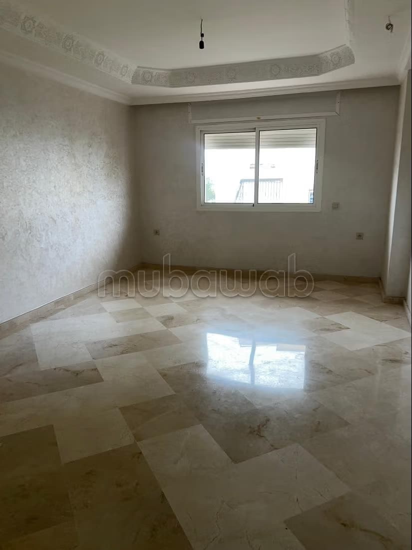 Louez cet appartement à Saniat Errmel. 5 pièces confortables...