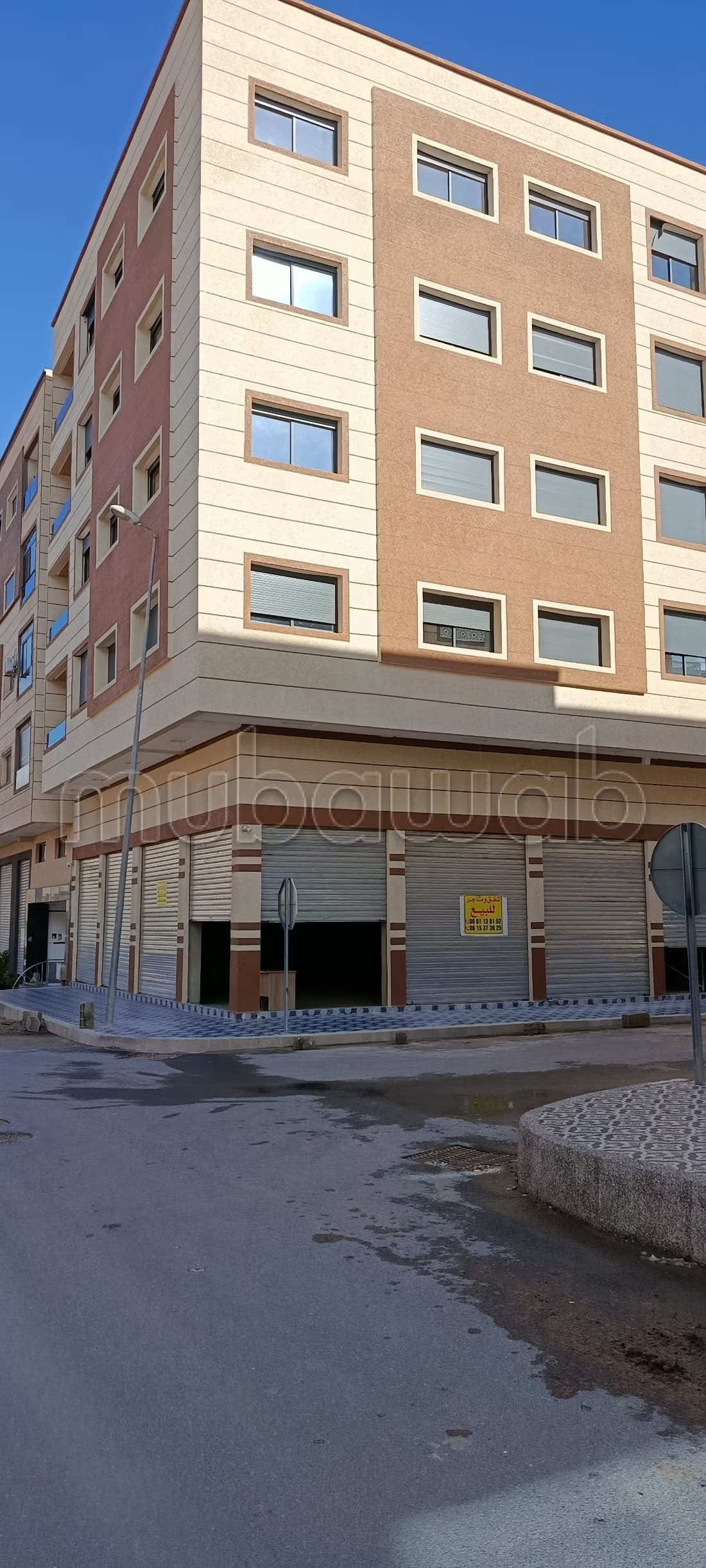 Grand magasin situé sur la rue principale à Marjan Decathlon