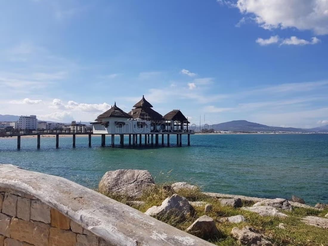 Grand terrain pour projet touristique