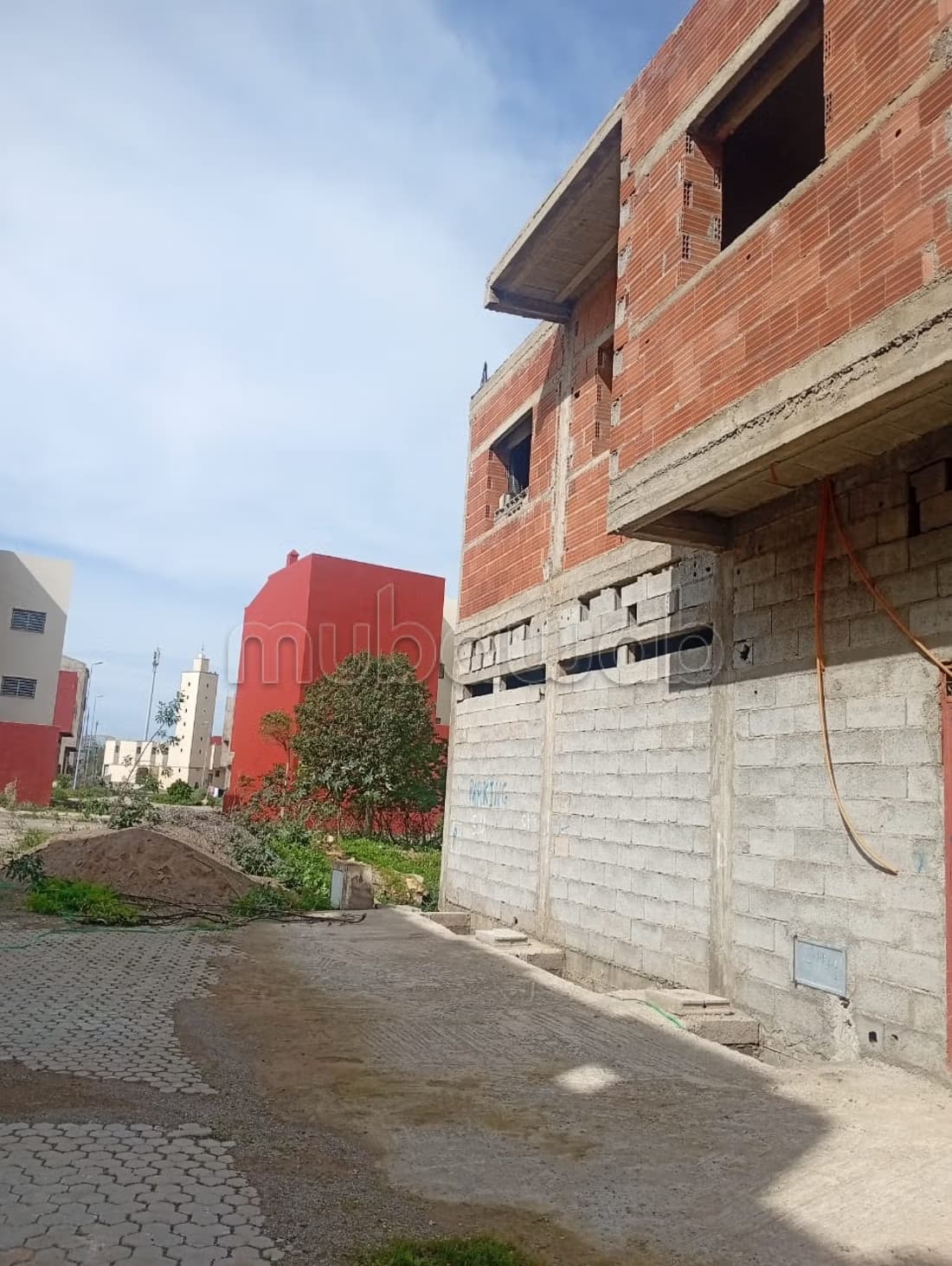 Maison en construction près mer et universités