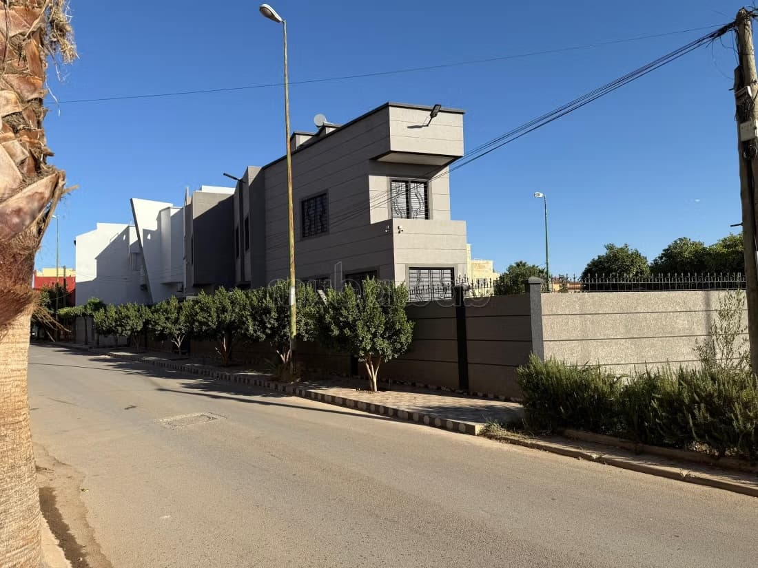 Villa moderne à vendre à Marjane Hay El Mansour, devant Ecol...