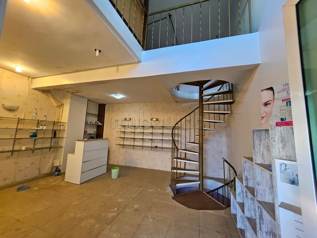 Beau local à vendre en Hassan Centre Ville. Superficie 72 m²...