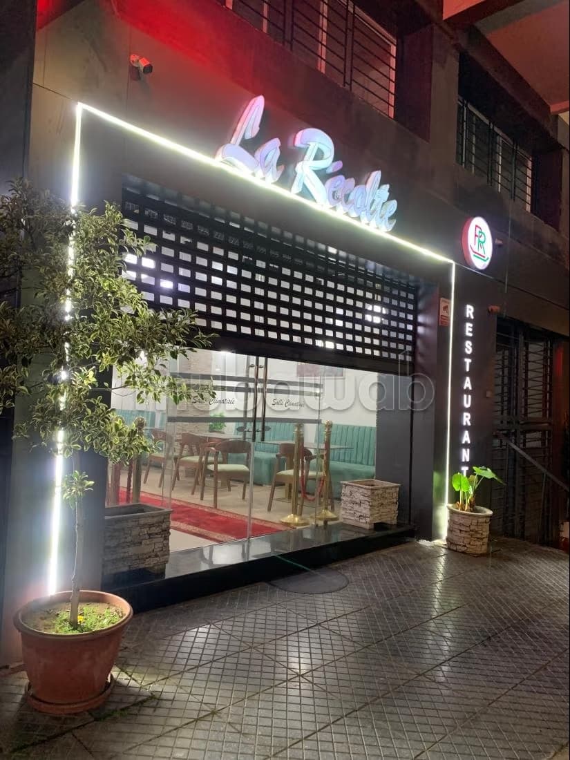 Café & Restaurant ou magasin à vendre
