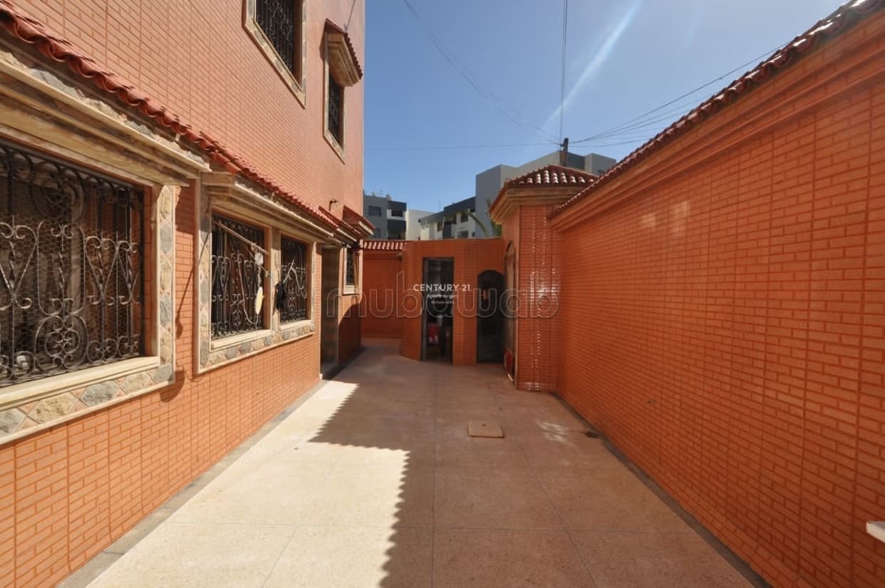 Villa à vendre avec fort potentiel de construction proche du...
