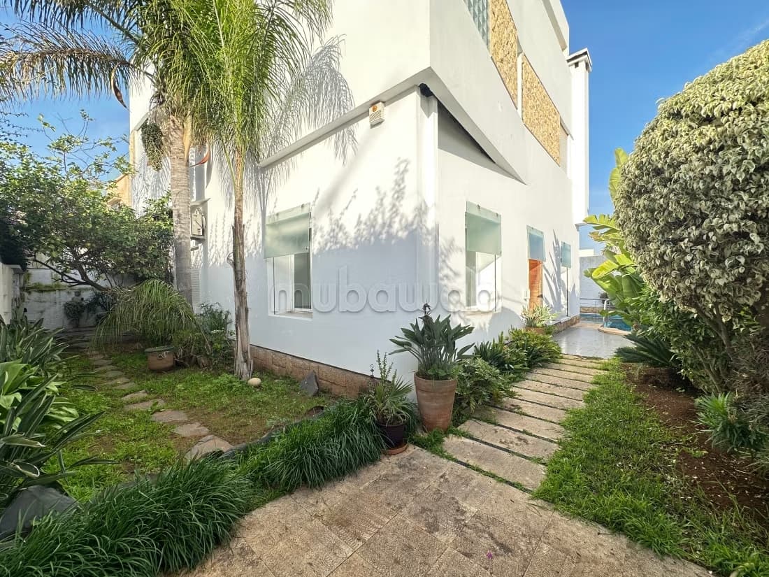 Superbe villa de 5 chambres avec piscine et jardin à Quartie...