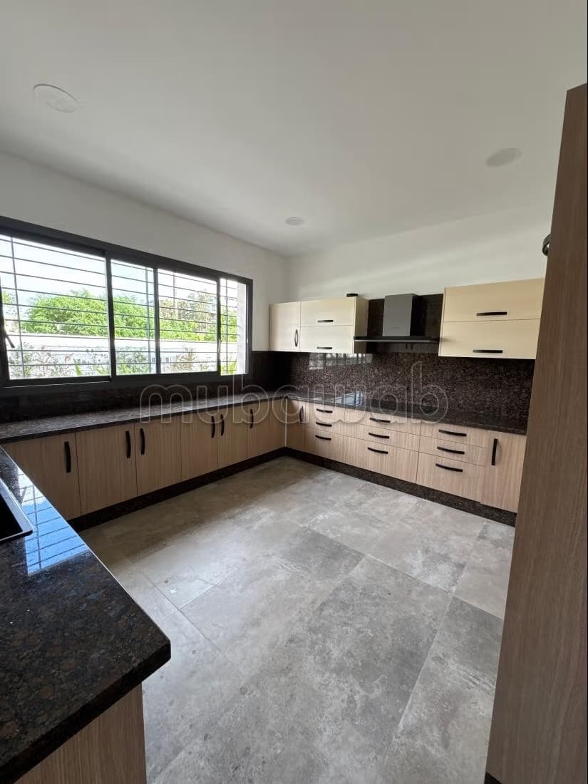 Maison de luxe à louer à Souissi. Superficie 1200 m². Chauff...