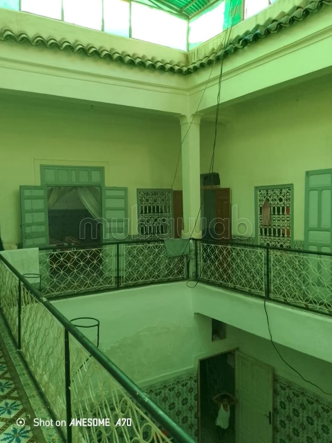 Il y a un parking dans la salle Bahanit
