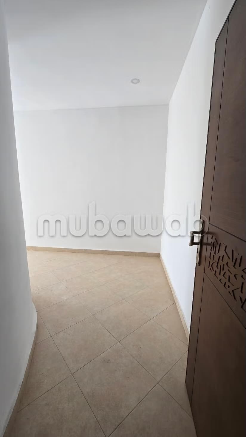 Vend appartement à M'Diq. 2 chambres agréables. Bien meublé