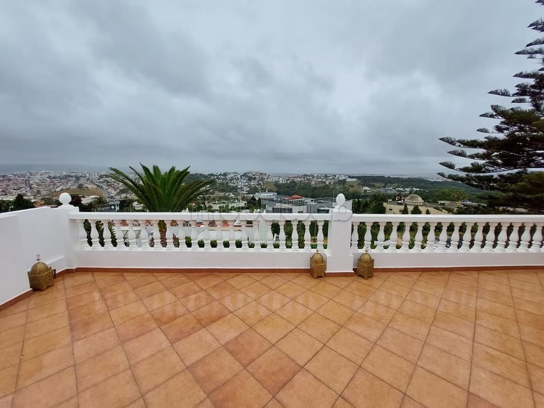 Villa avec terrasses vue panoramique vide à louer