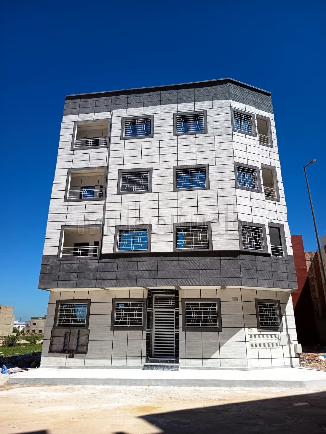 Vend appartement à Hay salam. Surface de 61 m². Porte sécuri...