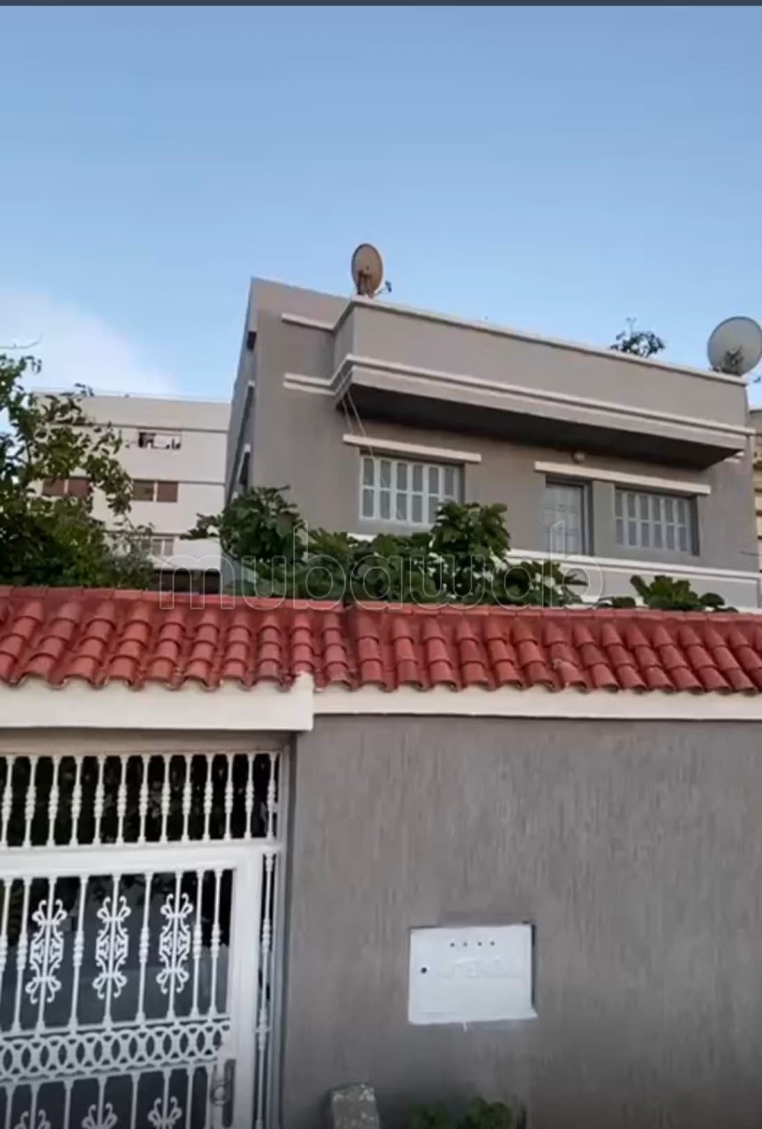 Très belle maison à vendre à Ennasr. 6 chambres. Belle terra...