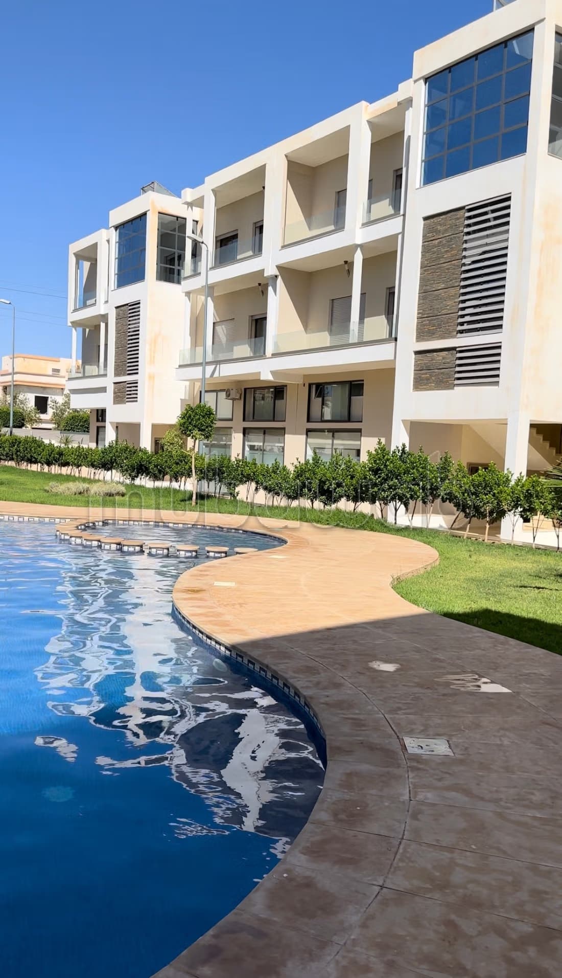 Location appt meuble dans une residence av piscine