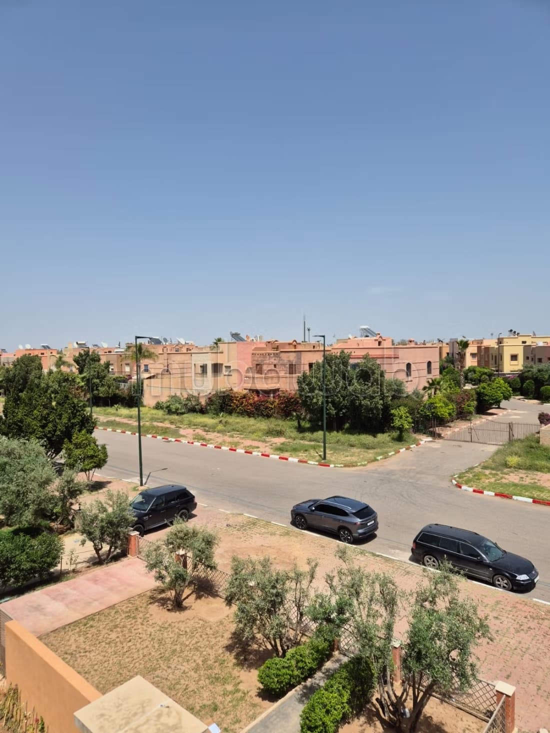 A 4 km du centre, dans residence fermée et gardiennée, villa...