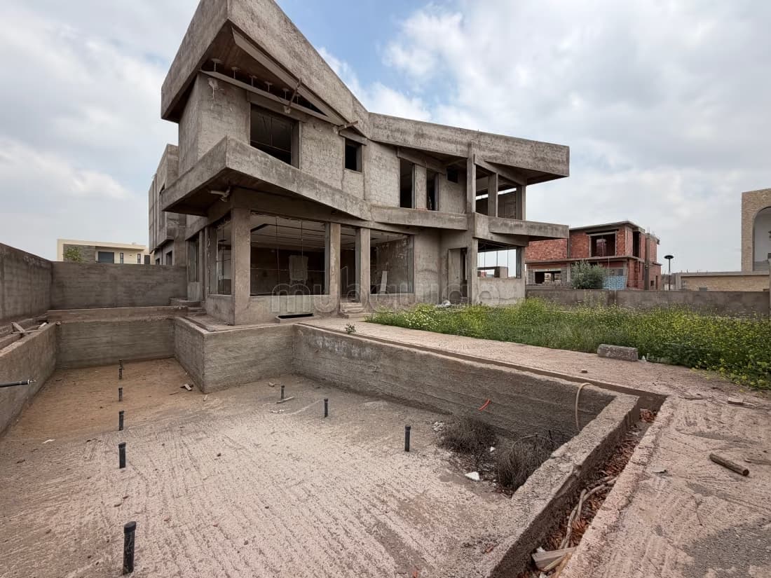 À VENDRE – Villa Semi-Finie – Résidence Akenza – Route de l’...
