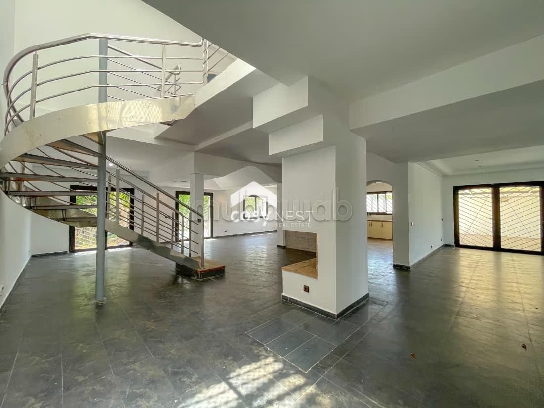 Villa de haut standing à louer à Ain Diab. Surface de 450 m²...
