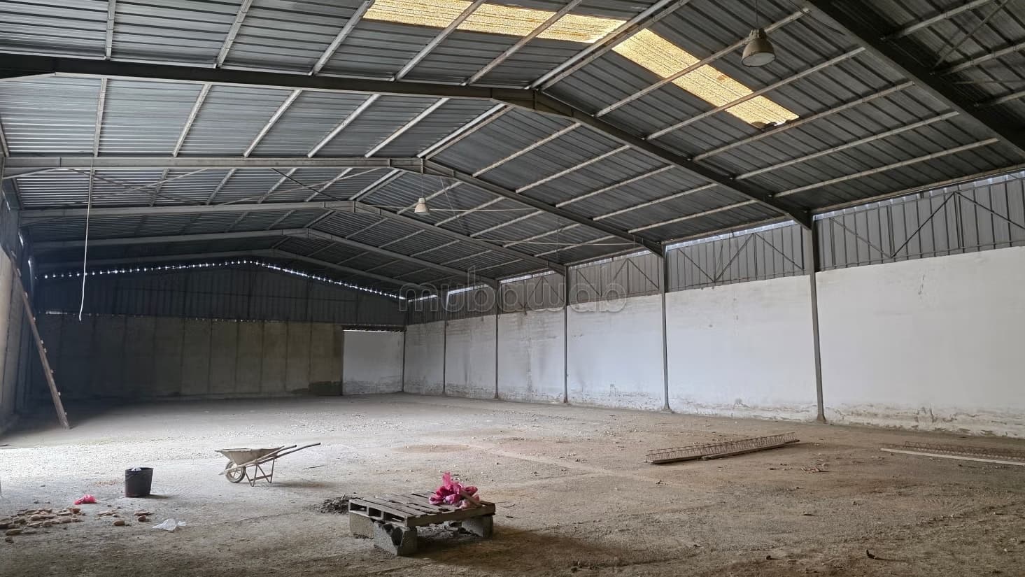 Entrepôt à louer ou à vendre dans la zone industrielle de Me...