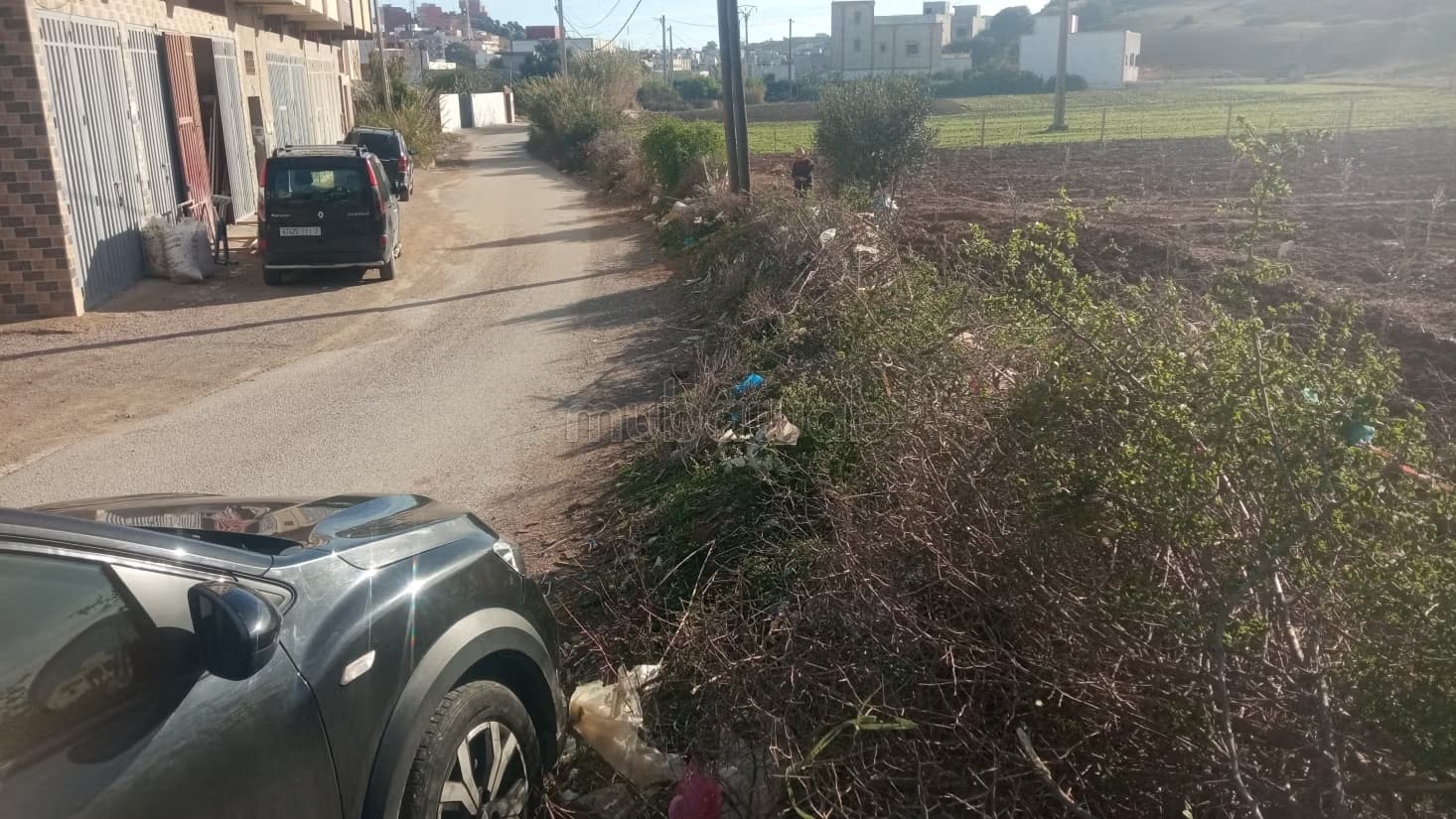 Terrain à vendre sur la route d'Azla, après le pont Bani Maa...