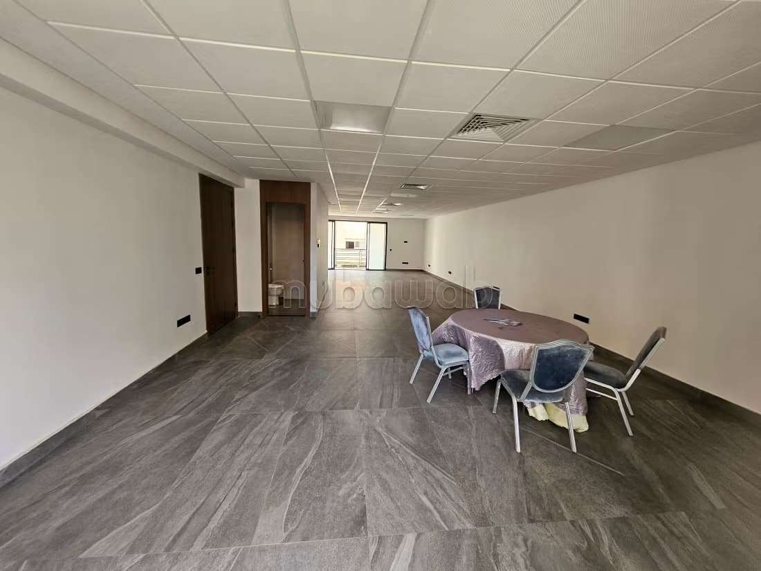 Location de bureaux à Victoria. Surface de 86 m². Fenêtres...