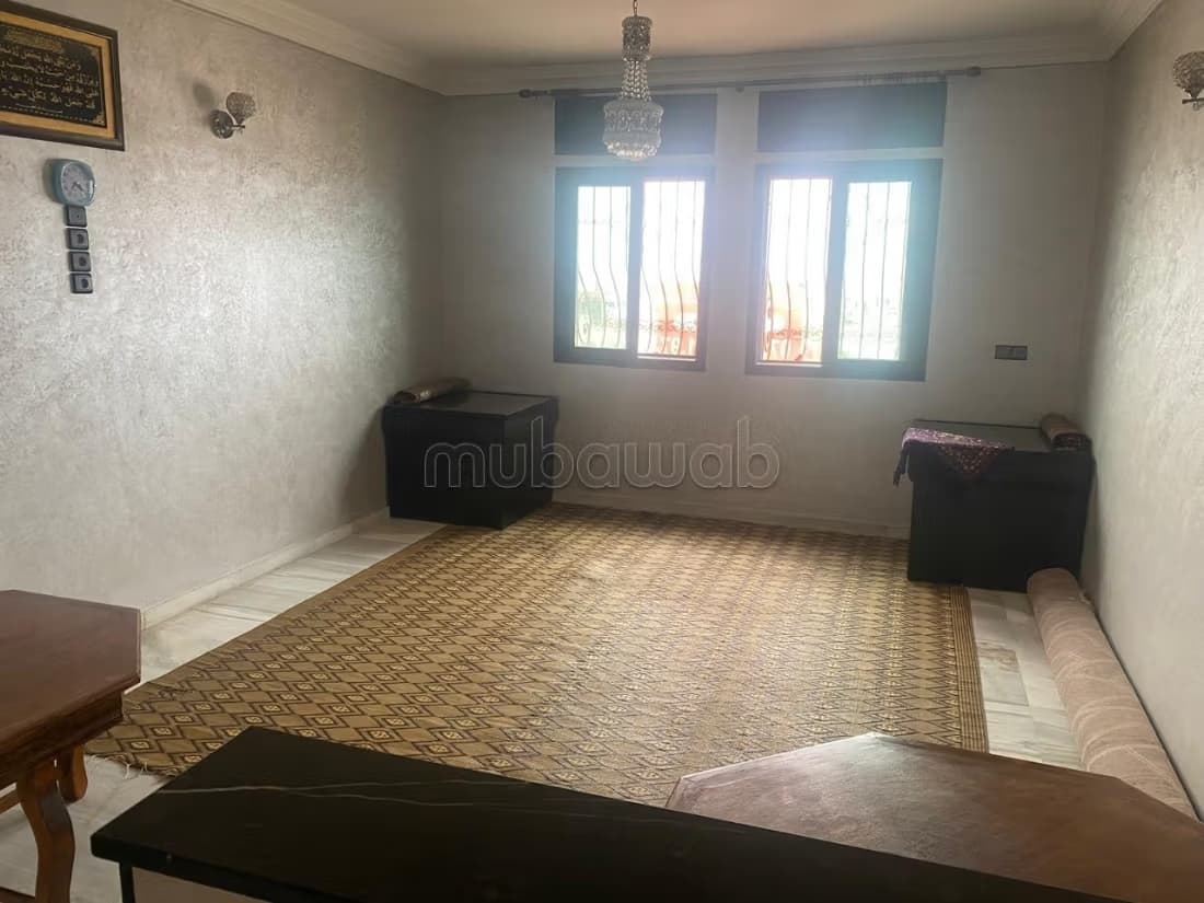 Vend appartement à Cité Adrar. 2 pièces confortables. Presta...