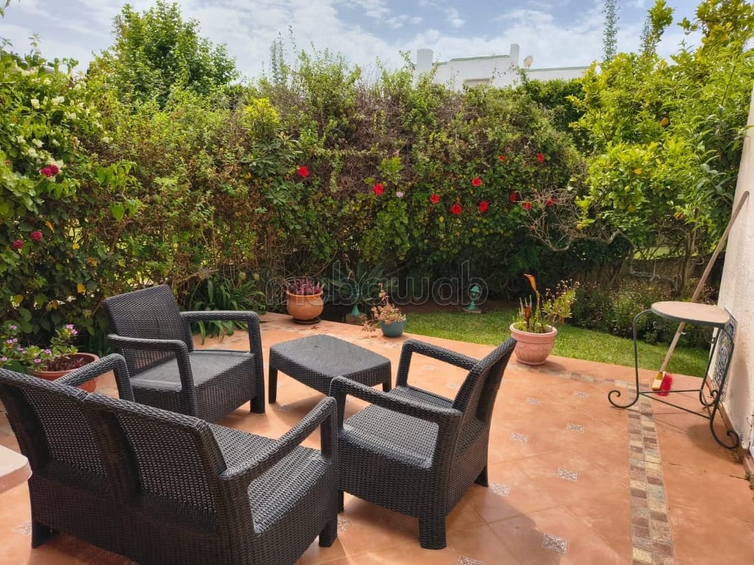 Un grand rez de jardin semi meublé à louer