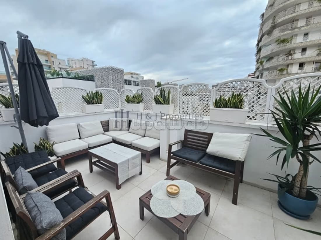 Duplex t4 vide de 300m²–3 suitesch. Perso