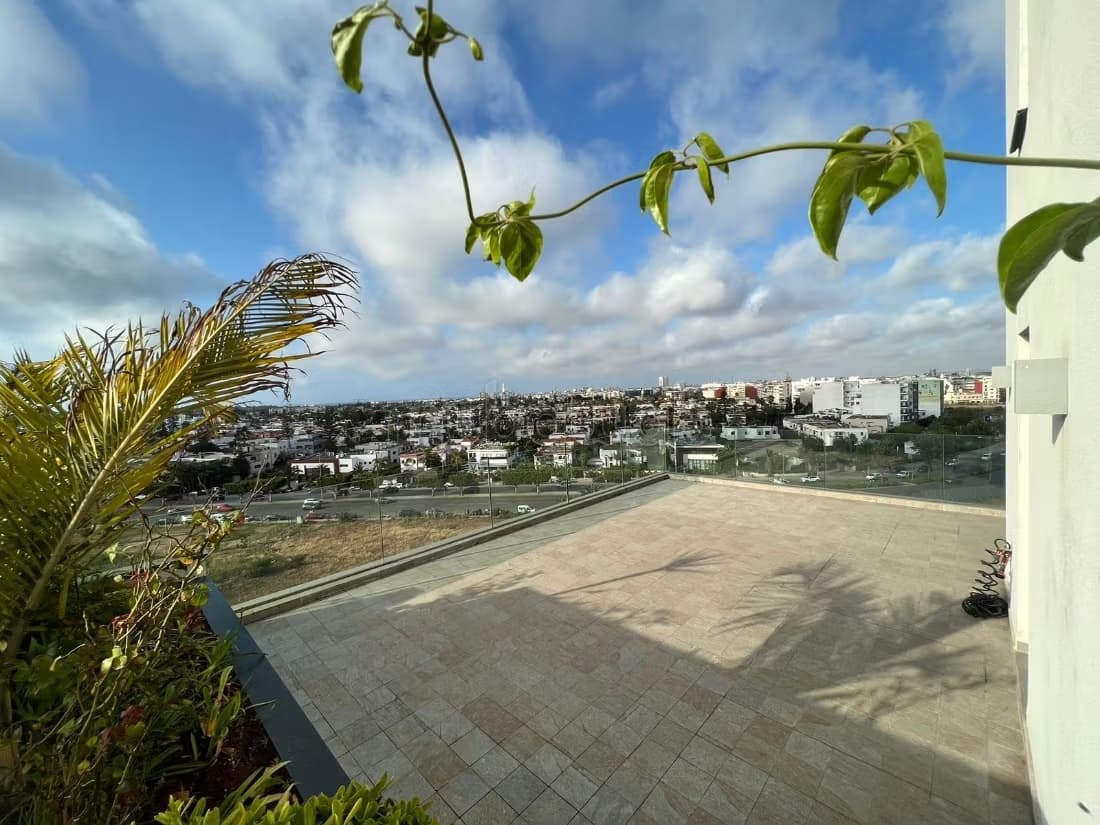 Penthouse moderne en location a CFC avec une grande terrasse