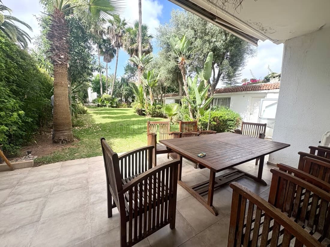 Villa avec magnifique jardin proche des commodités