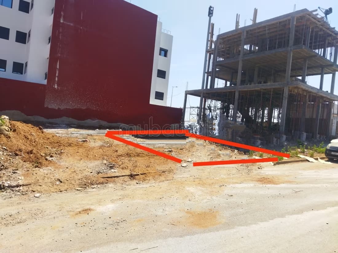 Beau terrain à la vente à Bir Rami Est. Superficie 169 m²