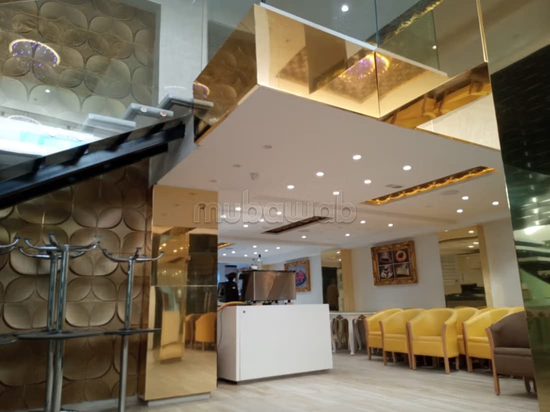 Vente Café de luxe neuf deux façades opposé fond et mur avec...