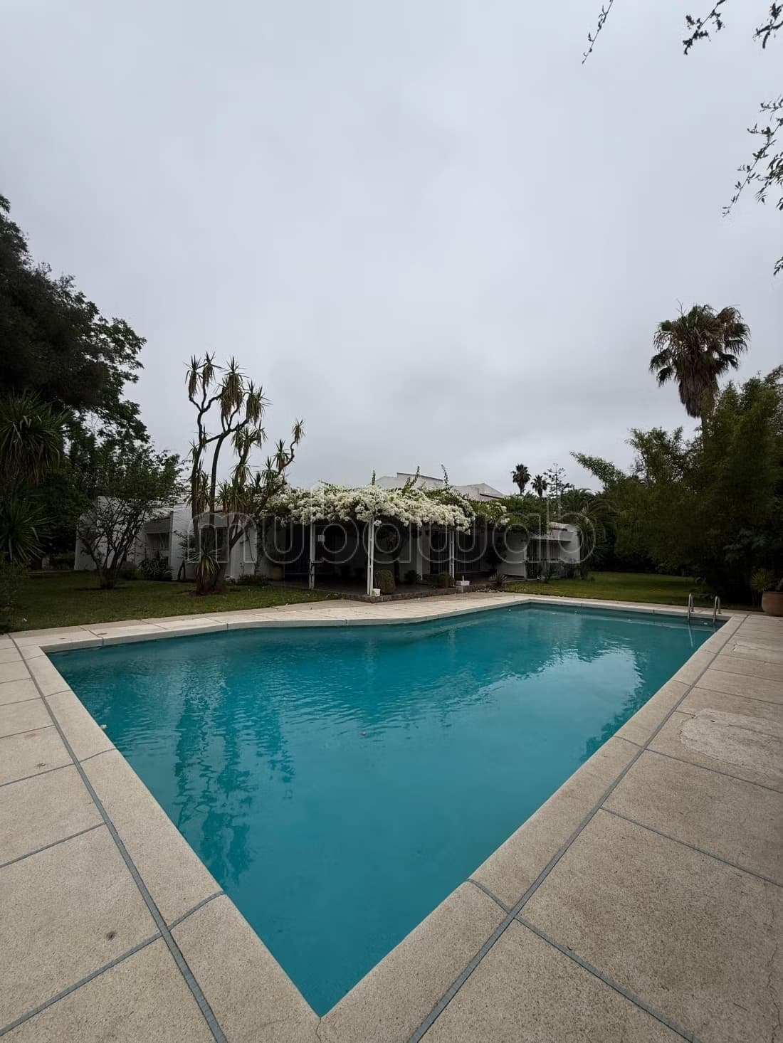 Superbe villa à louer à Souissi. Surface de 2000 m². Double...