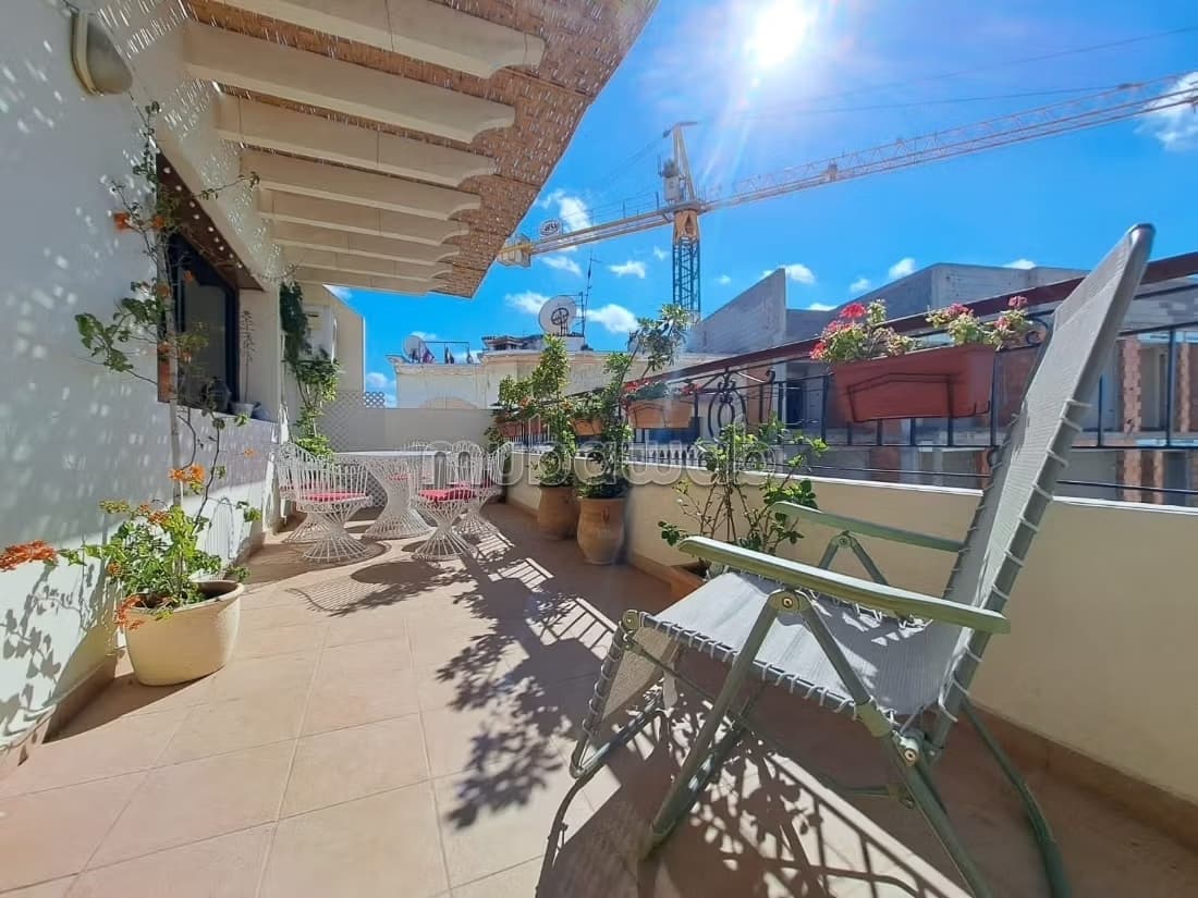Grand studio terrasse meublé à Triangle d'Or