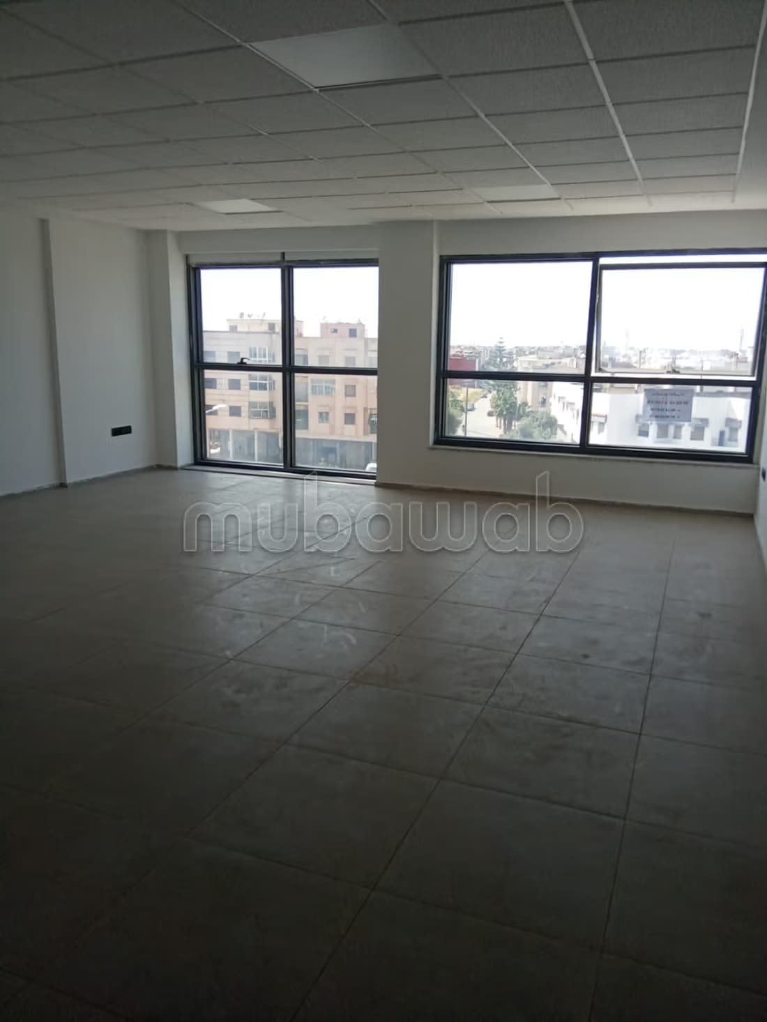 Location de bureaux à Nahda 1. Surface de 64 m². Fenêtres av...