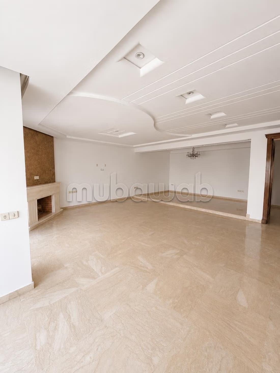Bel appartement en location à Bourgogne Ouest. 5 belles cham...