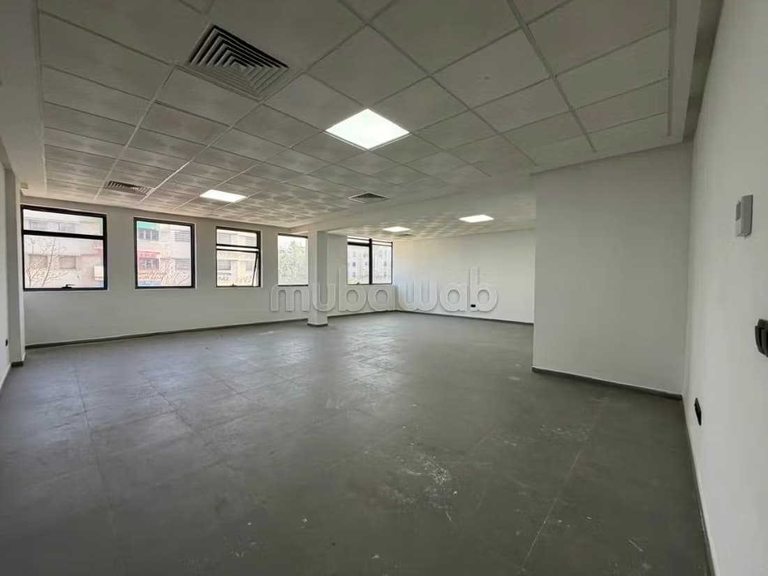 Beaux bureaux à louer à Médina. Superficie 310 m². Fenêtres...