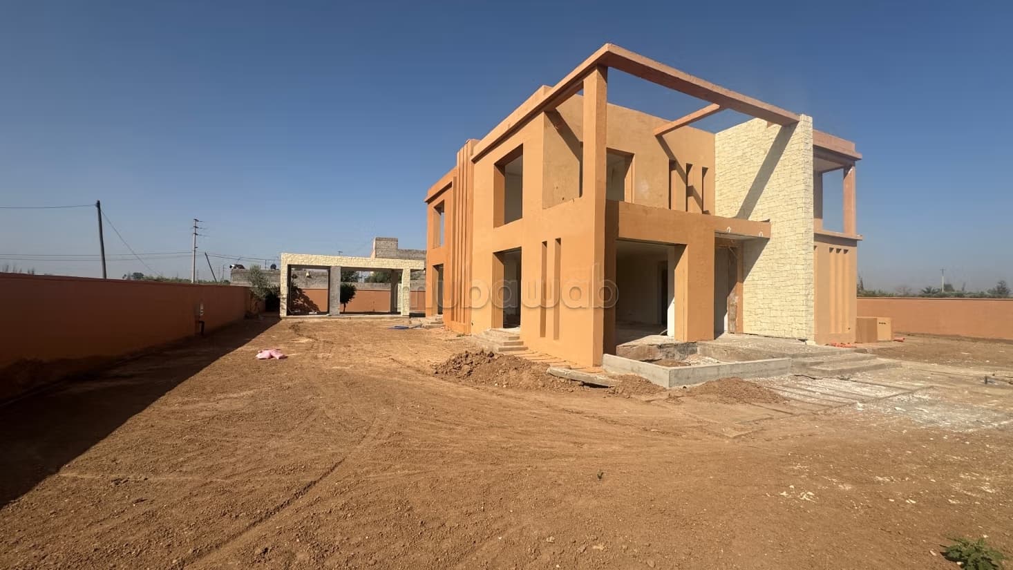 Villa moderne semi finie route de Ouarzazate