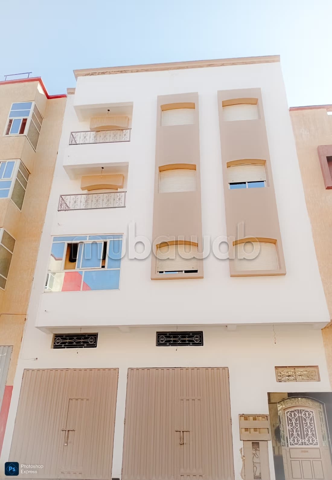 3 appartements et 2 magasins, totalisant 120 mètres carrés