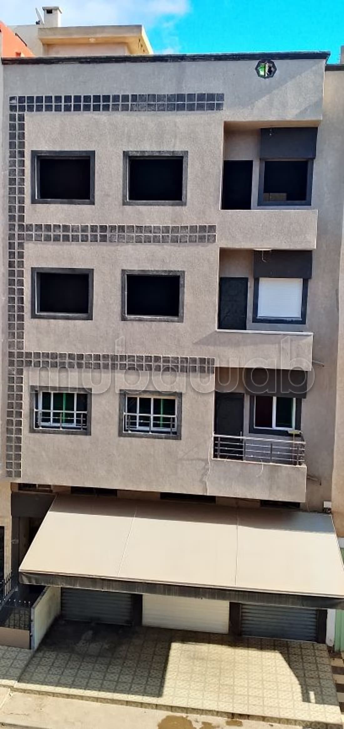 Maison à vendre à El Hadadda. 9 chambres. Salon marocain, sé...