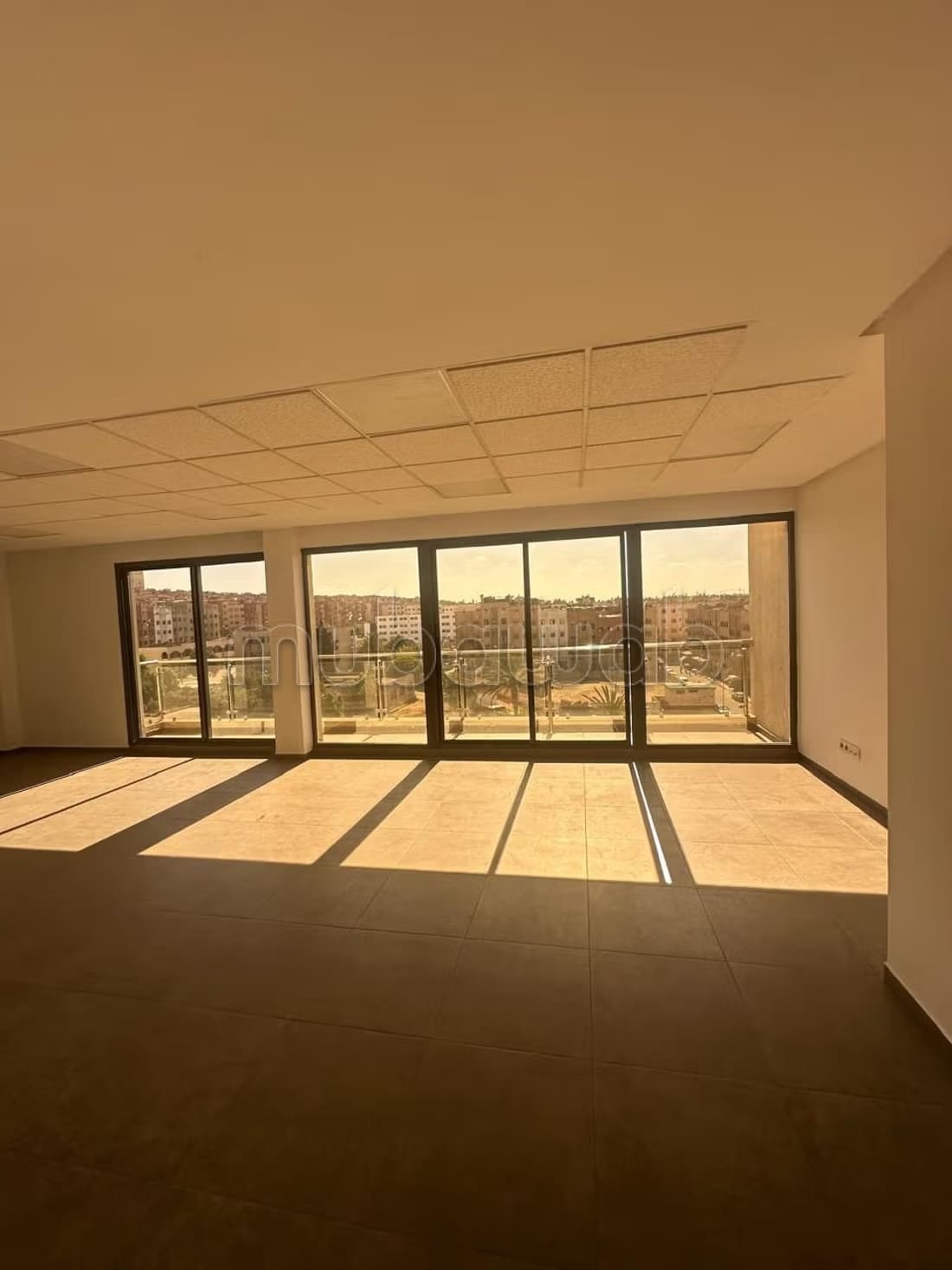 Location de bureaux à Anassi. Surface de 66 m². Avec ascen...