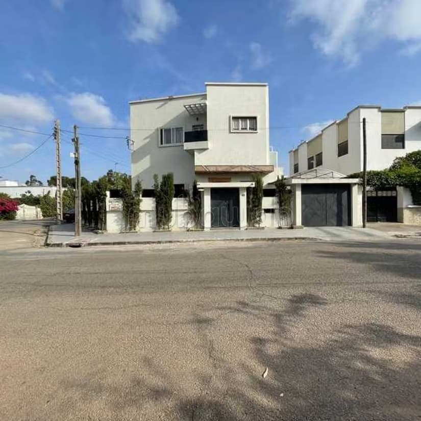 Villa à Vendre de 434.0 m² à Casablanca, Hopitaux