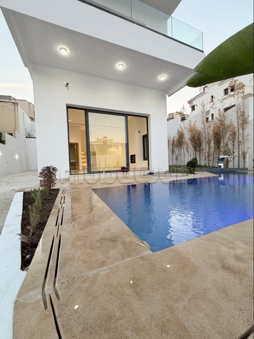 Villa de haut standing à vendre avec piscine