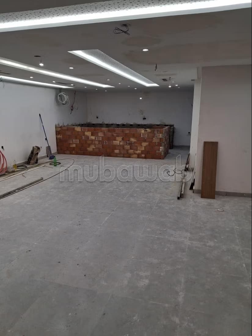 Magasin commercial de 300 m²