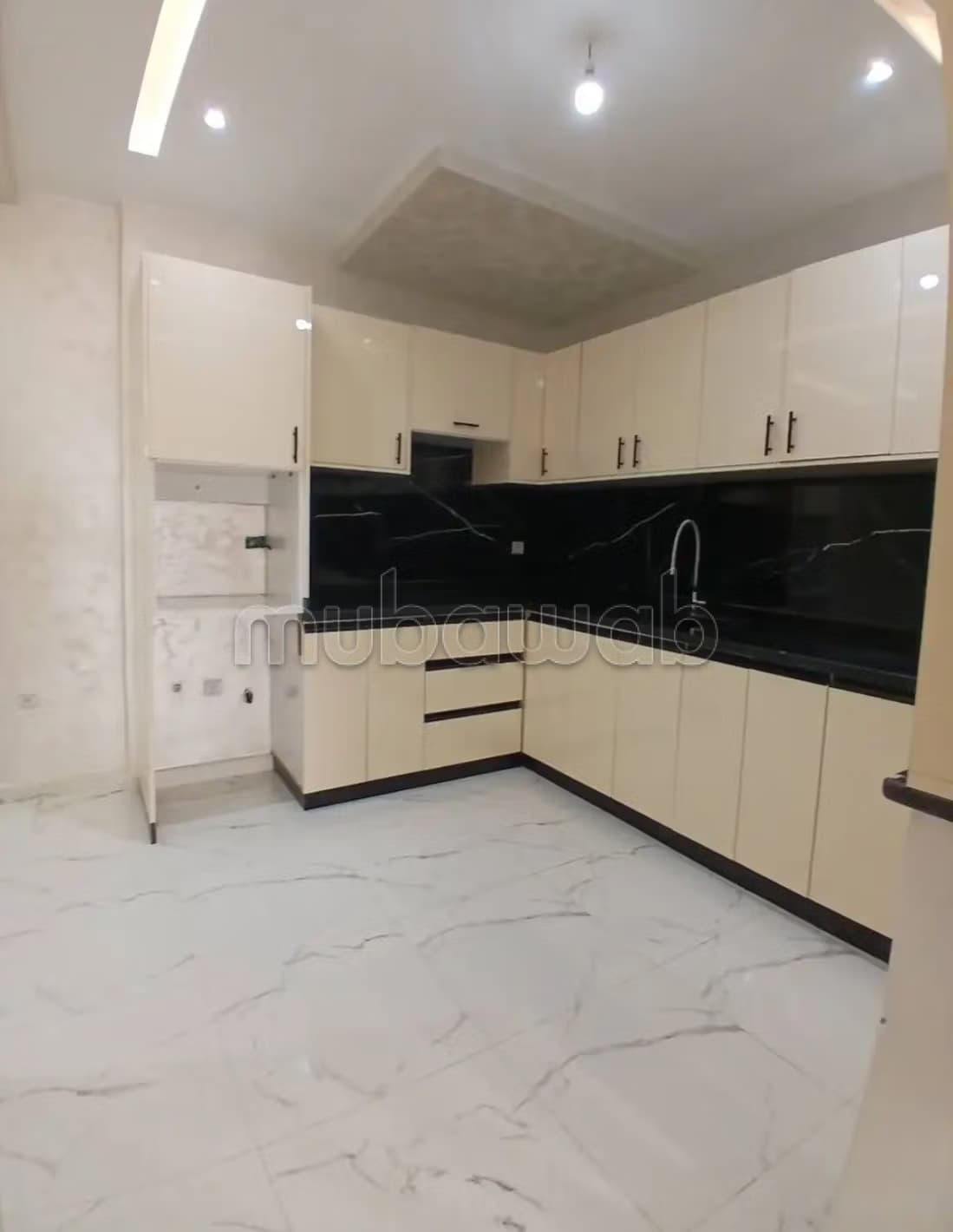 Bel appartement à vendre à Al Boustane. 2 grandes pièces. Pl...