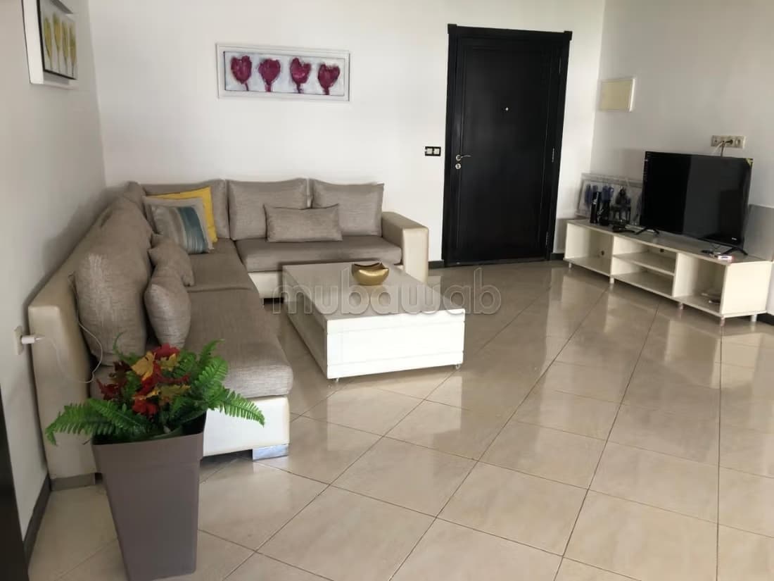 Bel appartement à louer. 3 grandes chambres. Mobilier