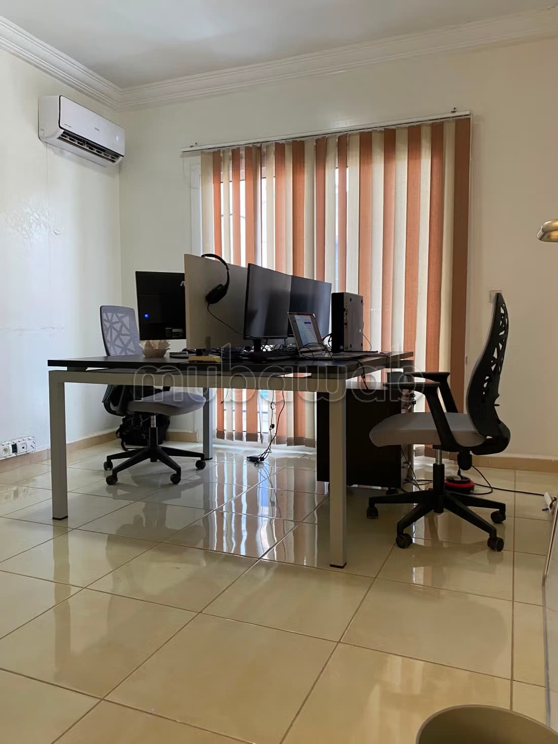 Bureau coworking équipé
