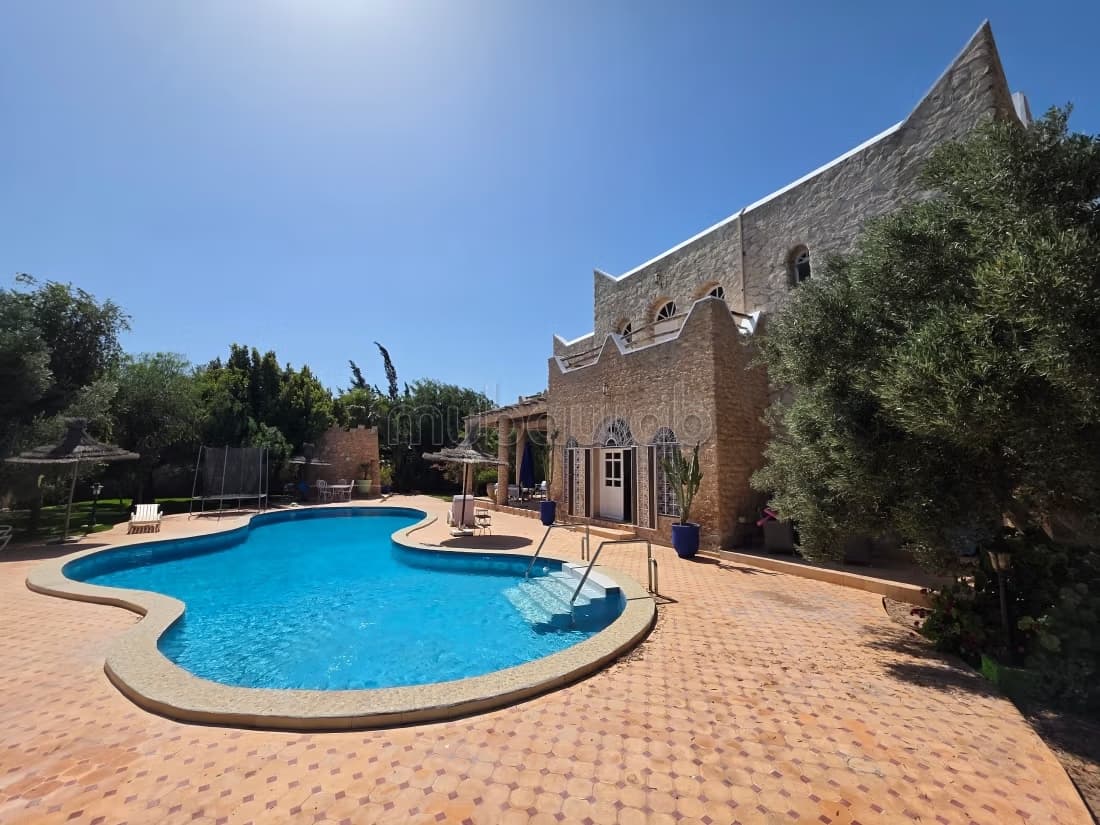 Maison de luxe à vendre à Douar Laarab. 9 pièces confortable...