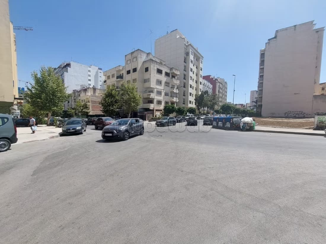 Terrain titré 1200 m2 à Vendre plein centre ville