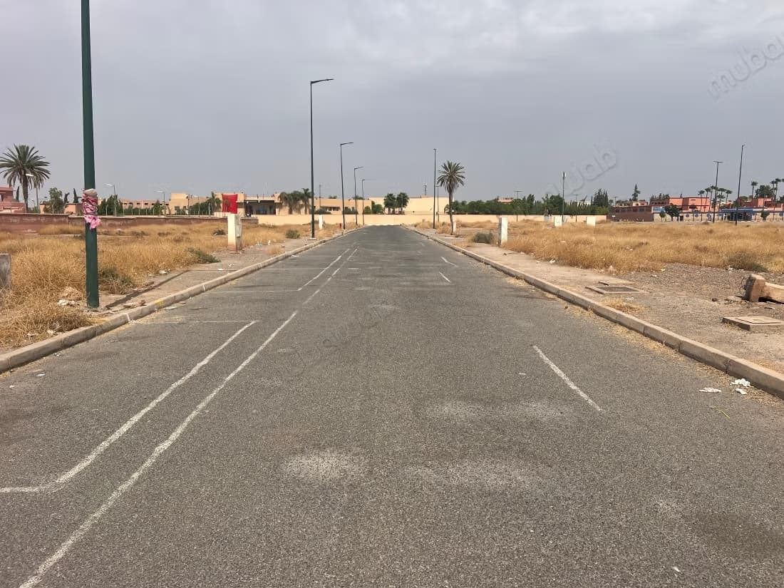 Beau terrain à la vente à Hay Targa. Superficie 375 m²