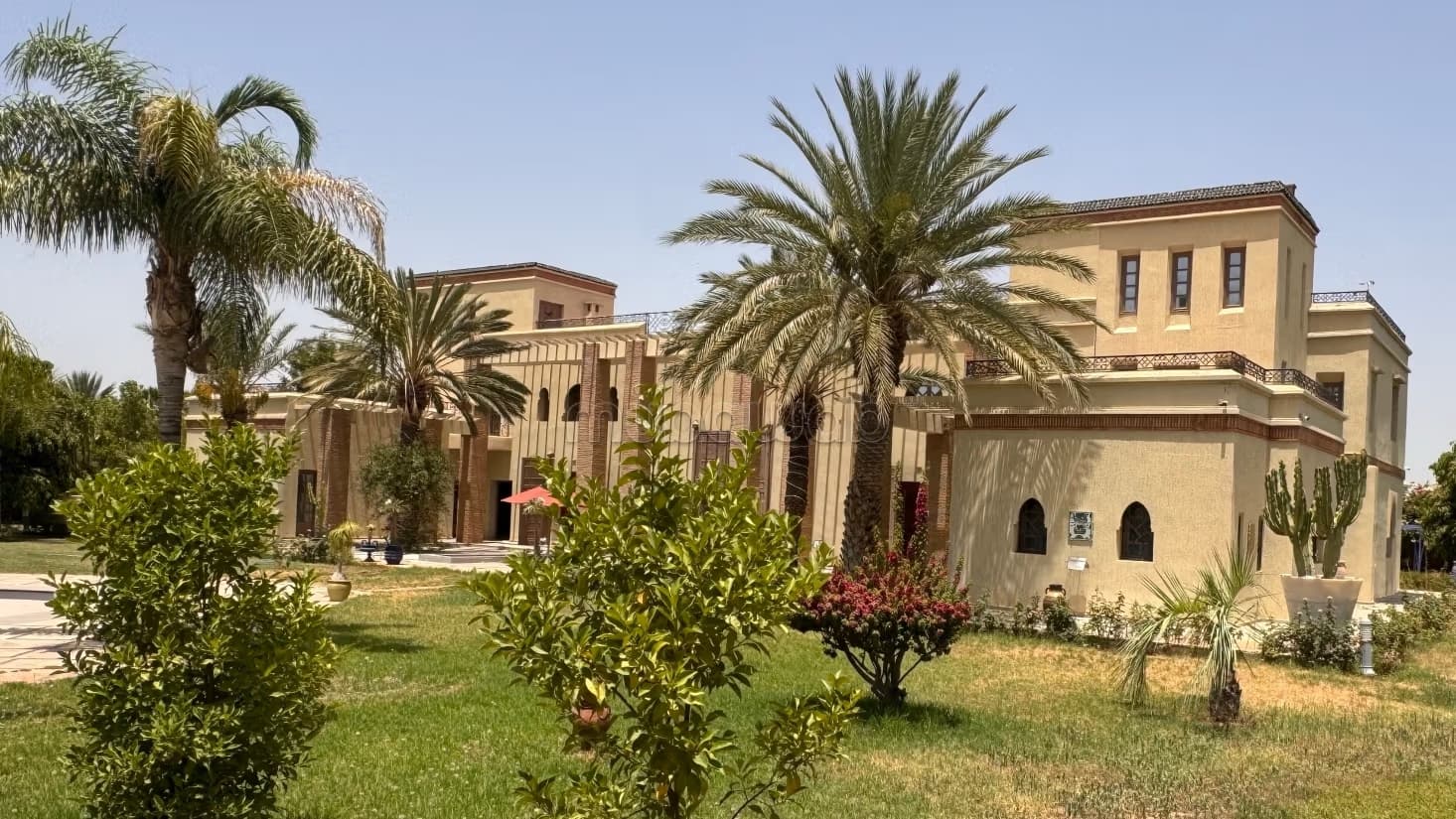 Vend villa de prestige meublée de 1300m2 sur 14000 m2