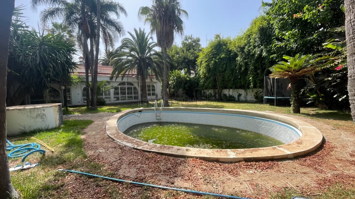 Maison de luxe à vendre à Souissi. 4 chambres. Cheminée, pis...