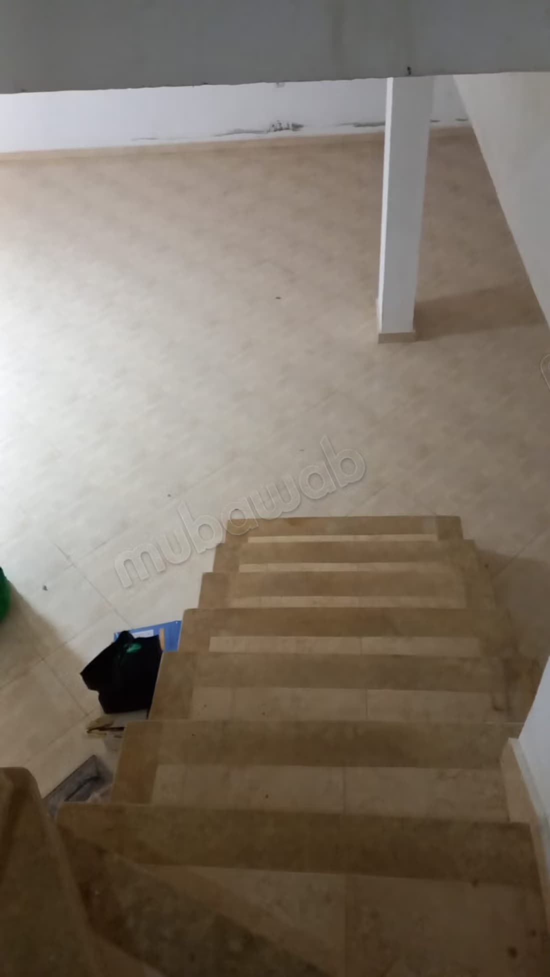 Garage avec cave et mezzanine a louer